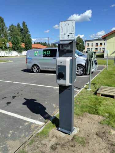 Sähköauton latausasema asennettuna yrityskiinteistöön Oulussa